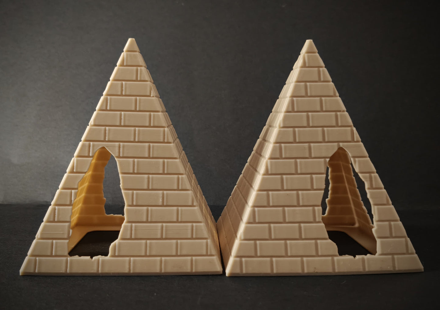 Tana A Forma Di Piramide